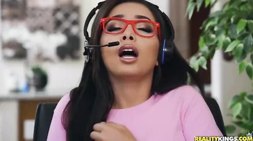 Aaliyah Hadid, essa coisa de teletrabalho não está indo bem para você.
