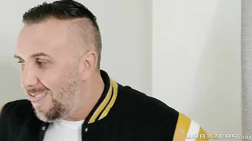 A moça é uma verdadeira vagabunda e o marido goza no rosto dela.