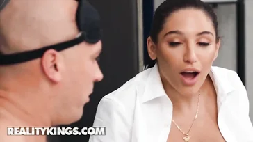 Abella Danger wacht immer mit dem Verlangen nach einem guten Fick auf.