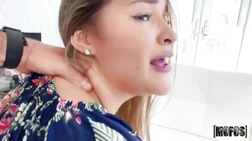 Essa loira está esperando o Charles Dera assim... Ela vai ser fodida muito bem...