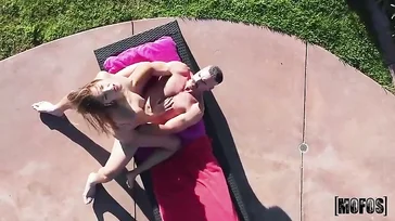 Essa loira está esperando o Charles Dera assim... Ela vai ser fodida muito bem...