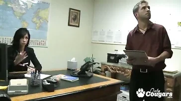 Profesora muy puta tiene sexo con un estudiante..