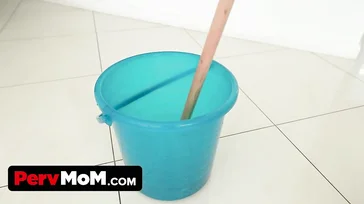 Quando essa loira safada engole picas é um prazer vê-la.