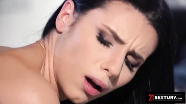 Sie stecken ihn in Nelly Kents Arsch, was für einen guten Analfick sie bekommt.