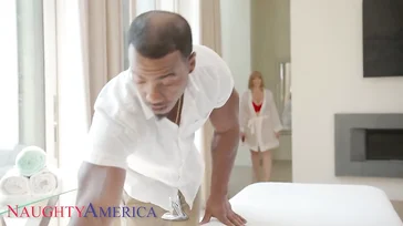 Die Dame zieht sich vor dem Masseur nackt aus, das war nicht nötig!