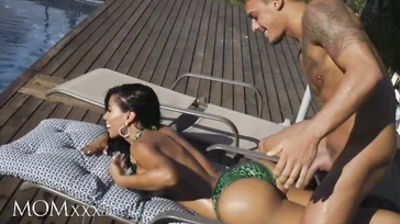 Chris Diamond macht es der Latina Canela Skin schwer.