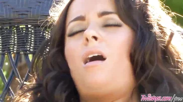 Vemos a Taylor Vixen como se masturba al aire libre, uuuf!