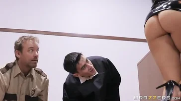 Romi Rain weiß, was zu tun ist, um am Ende richtig hart zu ficken.