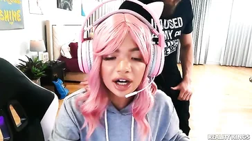 Ela não para de jogar no console enquanto eu a fodo.