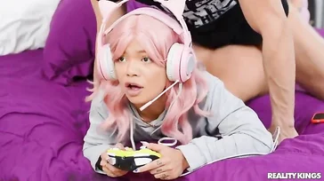 Ela não para de jogar no console enquanto eu a fodo.