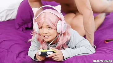 Ela não para de jogar no console enquanto eu a fodo.