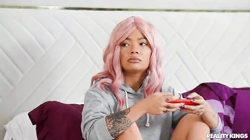 Ela não para de jogar no console enquanto eu a fodo.