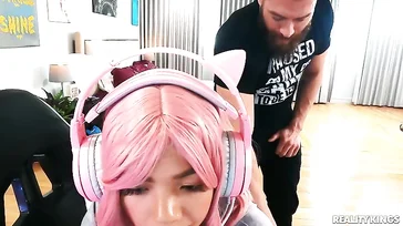 Ela não para de jogar no console enquanto eu a fodo.