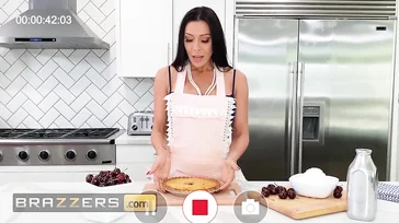 La youtuber Rachel Starr es grabada follando en la cocina..