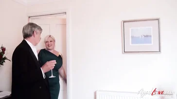 Was hat die alte Dame für tolle Titten und wie lässt sie es zu, dass die Leute ihre Hände hineinstecken?