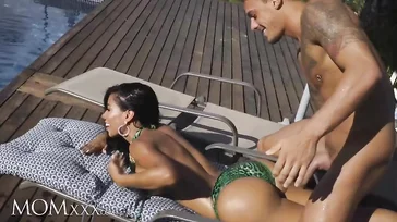 Canela Skin wird im Pool gut durchgefickt