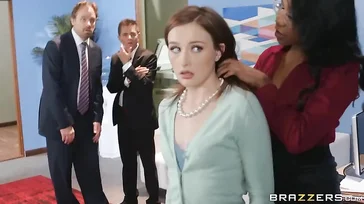 Chef und Sekretärin reiben sich im Büro die Muschis.