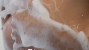 Der Masseur beginnt, Julia Anns Titten zu berühren