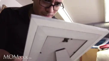 Der Chef erwischt den Mitarbeiter beim Wichsen.