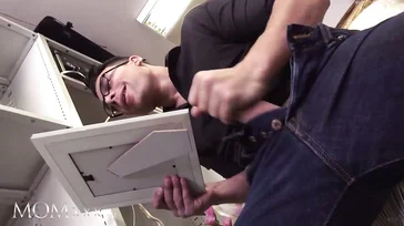 Der Chef erwischt den Mitarbeiter beim Wichsen.