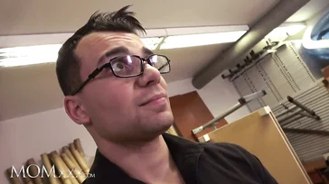 Der Chef erwischt den Mitarbeiter beim Wichsen.