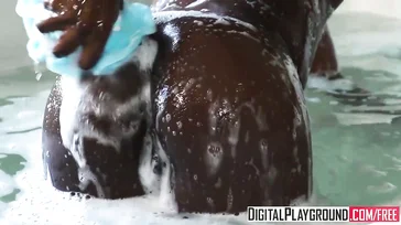 Follando a su mujer negra en el jacuzzi, que polvazo!