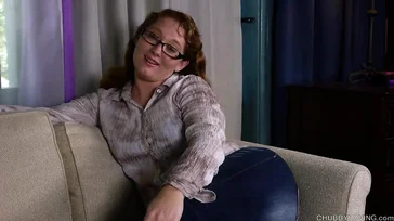 Señora madura y gordita se pajea cachonda en el sofá