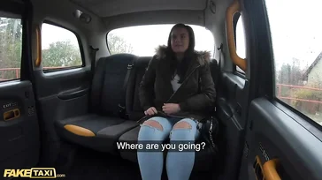 Sie hat kein Geld für ein Taxi, also bläst sie dem Taxifahrer einen.