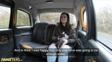 Sie hat kein Geld für ein Taxi, also bläst sie dem Taxifahrer einen.