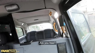 Reife Frau mit schönen Titten gibt diesem Taxifahrer einen guten Handjob.