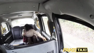 Sie mag es, wenn der Taxifahrer anfängt, mit ihren Titten zu spielen.