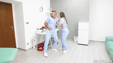 I dipendenti dell'ospedale cominciano a scopare come matti!