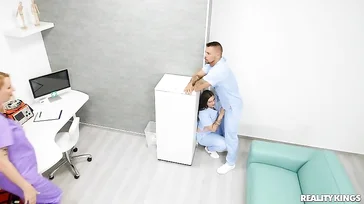 I dipendenti dell'ospedale cominciano a scopare come matti!