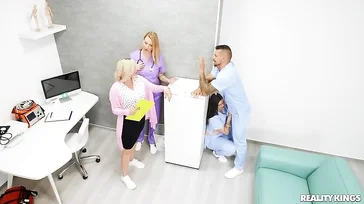I dipendenti dell'ospedale cominciano a scopare come matti!