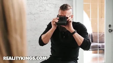 A bela Blue faz com que o fotógrafo preste atenção nela.