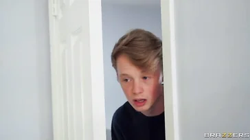 Ik doe de deur open en zie mijn moeder in bed liggen, zich aftrekkend.