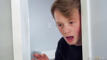 Ik doe de deur open en zie mijn moeder in bed liggen, zich aftrekkend.