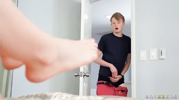 Ik doe de deur open en zie mijn moeder in bed liggen, zich aftrekkend.
