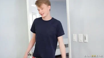Ik doe de deur open en zie mijn moeder in bed liggen, zich aftrekkend.