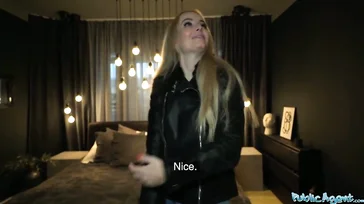 Hermosa milf rubia accede a tener sexo a cambio de dinero..