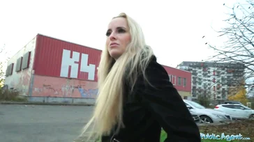 Hermosa milf rubia accede a tener sexo a cambio de dinero..