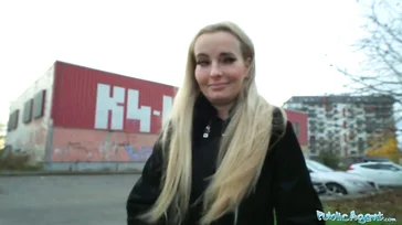 Hermosa milf rubia accede a tener sexo a cambio de dinero..