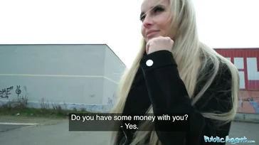 Hermosa milf rubia accede a tener sexo a cambio de dinero..