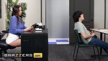 A professora pede para a aluna foder sua buceta...