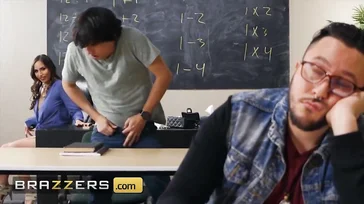 A professora pede para a aluna foder sua buceta...