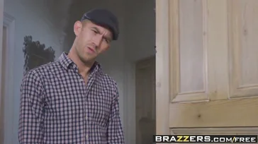 Il grande Danny D fa sesso con una bambola virtuale di nome Alicia Amira