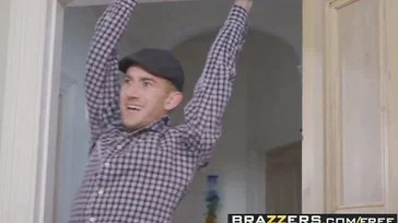 Il grande Danny D fa sesso con una bambola virtuale di nome Alicia Amira