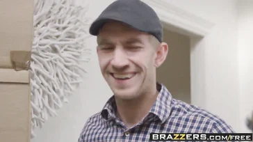 Il grande Danny D fa sesso con una bambola virtuale di nome Alicia Amira