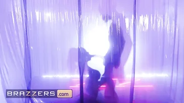 Luna Star, la bailarina del club que va follando con sus compañeros..