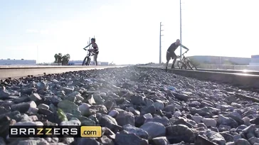 Salen a dar una vuelta en bici pero acaban como siempre.. Follando!